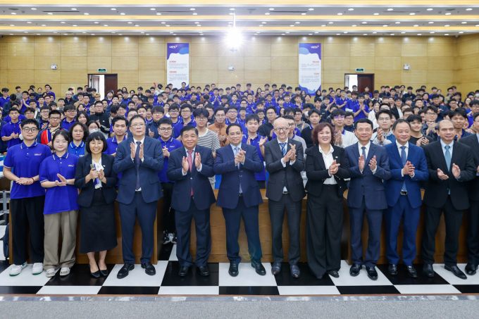 Thủ tướng giao lưu cùng các nhà giáo và sinh viên Đại học Công nghệ Hà Nội, thuộc Viện Hàn lâm Khoa học và Công nghệ Việt Nam. Ảnh: Nhật Bắc