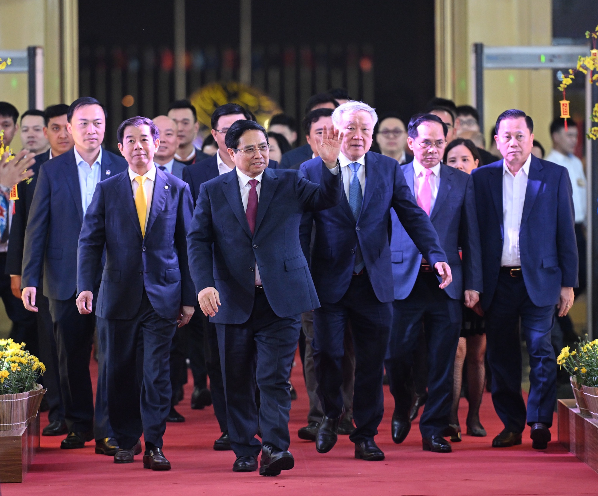 Thủ tướng: Người tiêu dùng hãy ủng hộ hàng Việt bằng giám sát chặt chẽ chất lượng 1 thủ tướng - Ảnh 1.