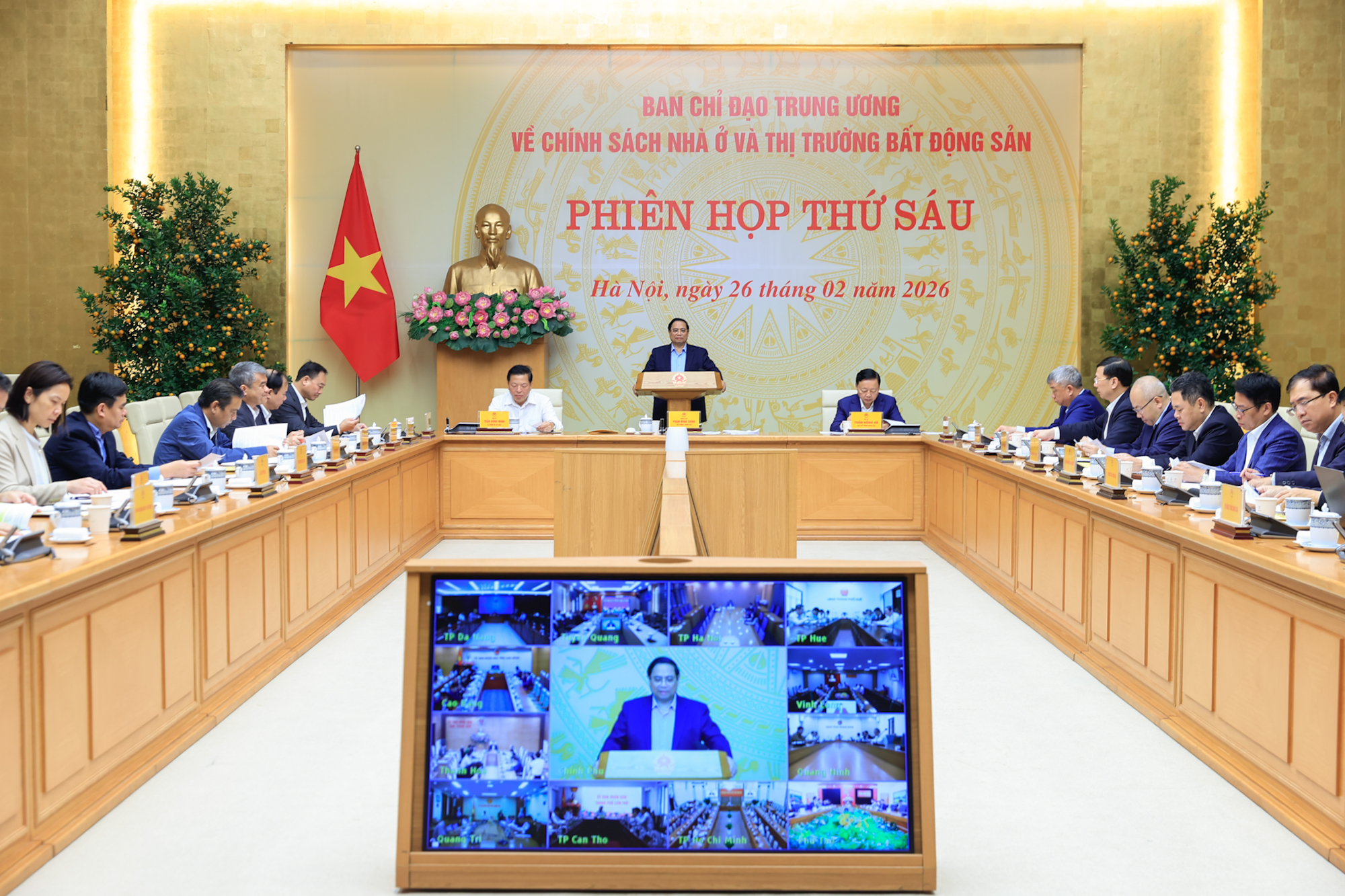 Thủ tướng: Xây dựng chính sách phát triển nhà cho người thu nhập trung bình, trên 20 triệu/tháng - Ảnh 1.