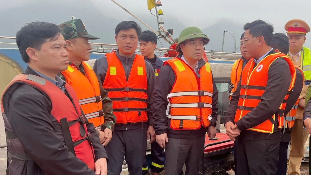 Ngày 22-2, ông Nguyễn Tuấn Anh - Phó Bí thư Tỉnh ủy, Chủ tịch UBND tỉnh Lào Cai có mặt tại hiện trường vụ tai nạn đường thuỷ xảy ra trên hồ Thác Bà. thuc-hien-chi-dao-Thu-Tuong-Pham-Minh-Chinh.jpg