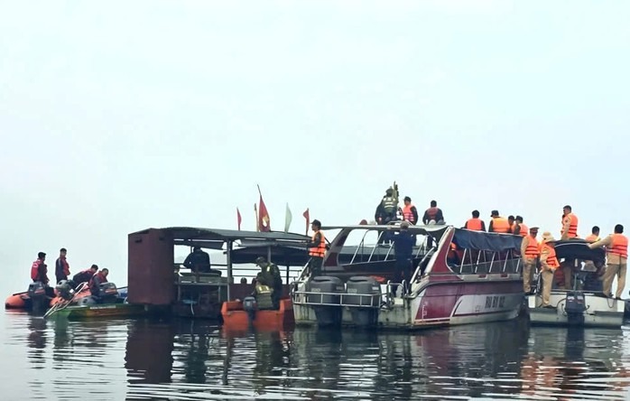 Thủ tướng chỉ đạo điều tra vụ lật tàu khách trên hồ Thác Bà tại Lào Cai - Ảnh 1.