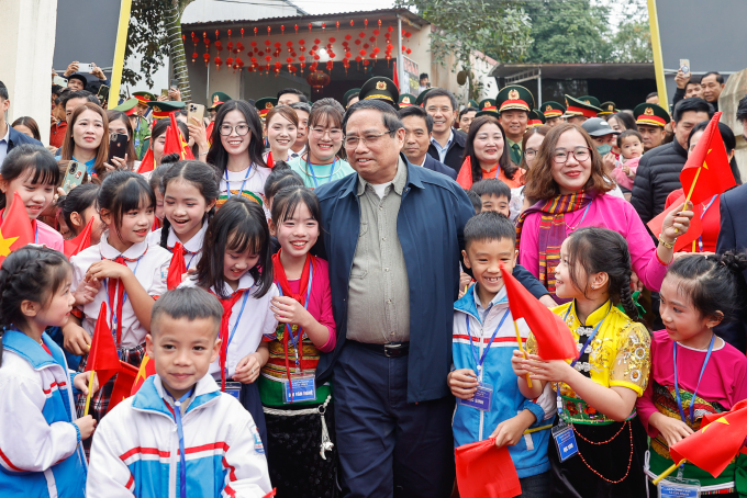 Thủ tướng Phạm Minh Chính và các em học sinh dự lễ khởi công dự án Trường liên cấp Cẩm Thạch. Ảnh: Nhật Bắc