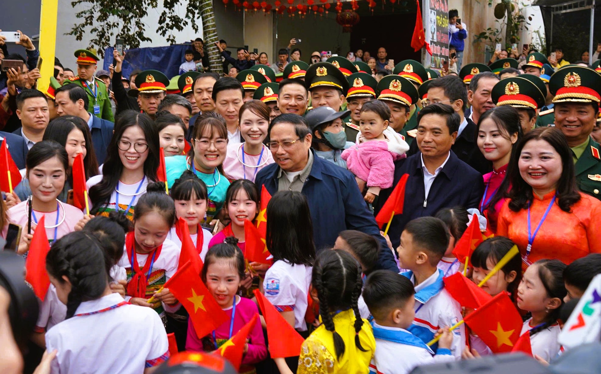 Thủ tướng dự lễ khởi công trường liên cấp, tặng quà công nhân ở Thanh Hóa - Ảnh 1.