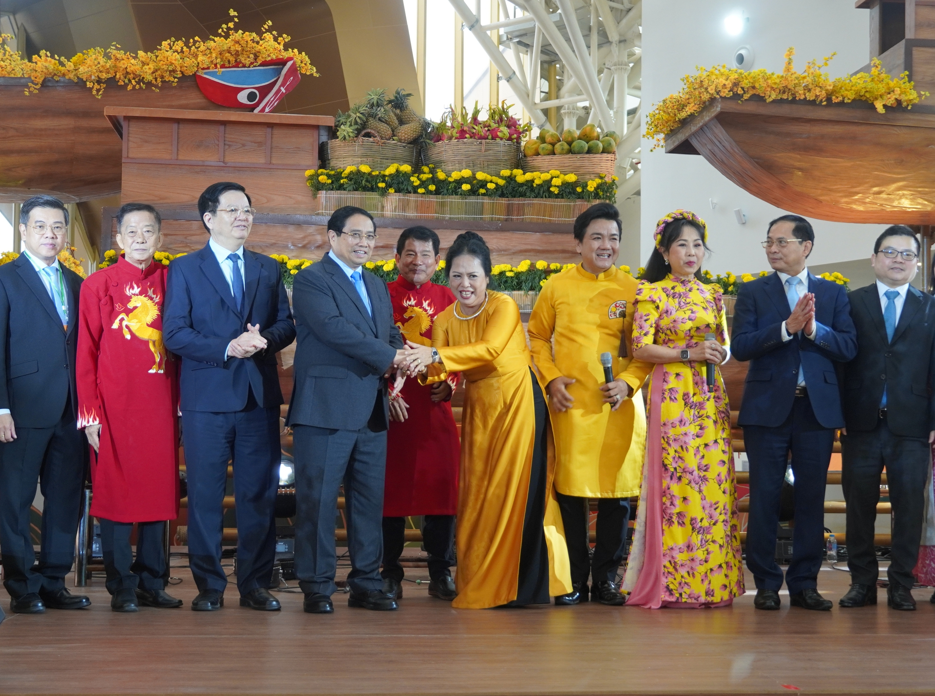 Thủ tướng nếm xôi cốm, kẹo cu đơ, trải nghiệm viết thư pháp tại Hội chợ Mùa Xuân - Ảnh 3.