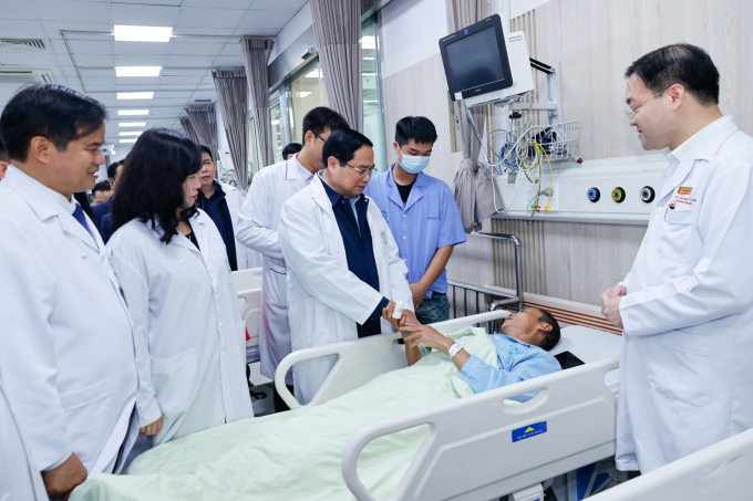 Thủ tướng Phạm Minh Chính thăm hỏi bệnh nhân đang điều trị tại Bệnh viện Bạch Mai, sáng 16/2. Ảnh: Nhật Bắc