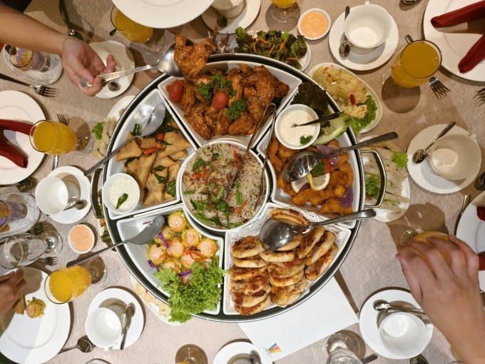 Các bữa tiệc cùng những chuyến đi chơi dày đặc ngày Tết dễ gây ra tình trạng thiếu ngủ, ảnh hưởng sức khỏe. Ảnh: Vecteezy