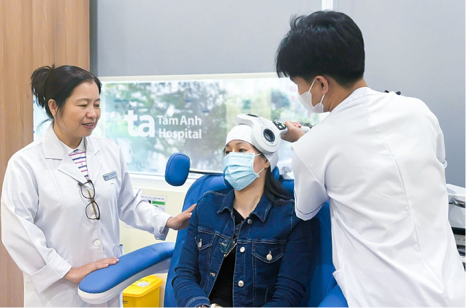 Người bệnh mất ngủ mạn tính có thể điều trị bằng phương pháp kích thích từ trường xuyên sọ. Ảnh: Bệnh viện Đa khoa Tâm Anh
