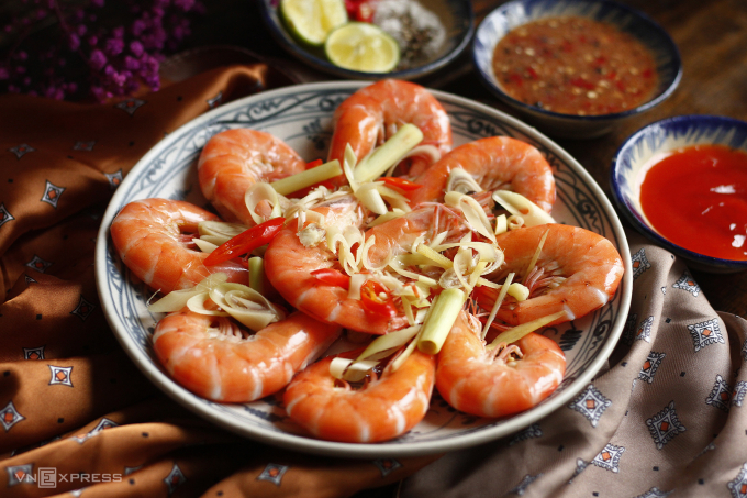 Tôm luộc giàu protein, giúp no lâu. Ảnh: Bùi Thủy