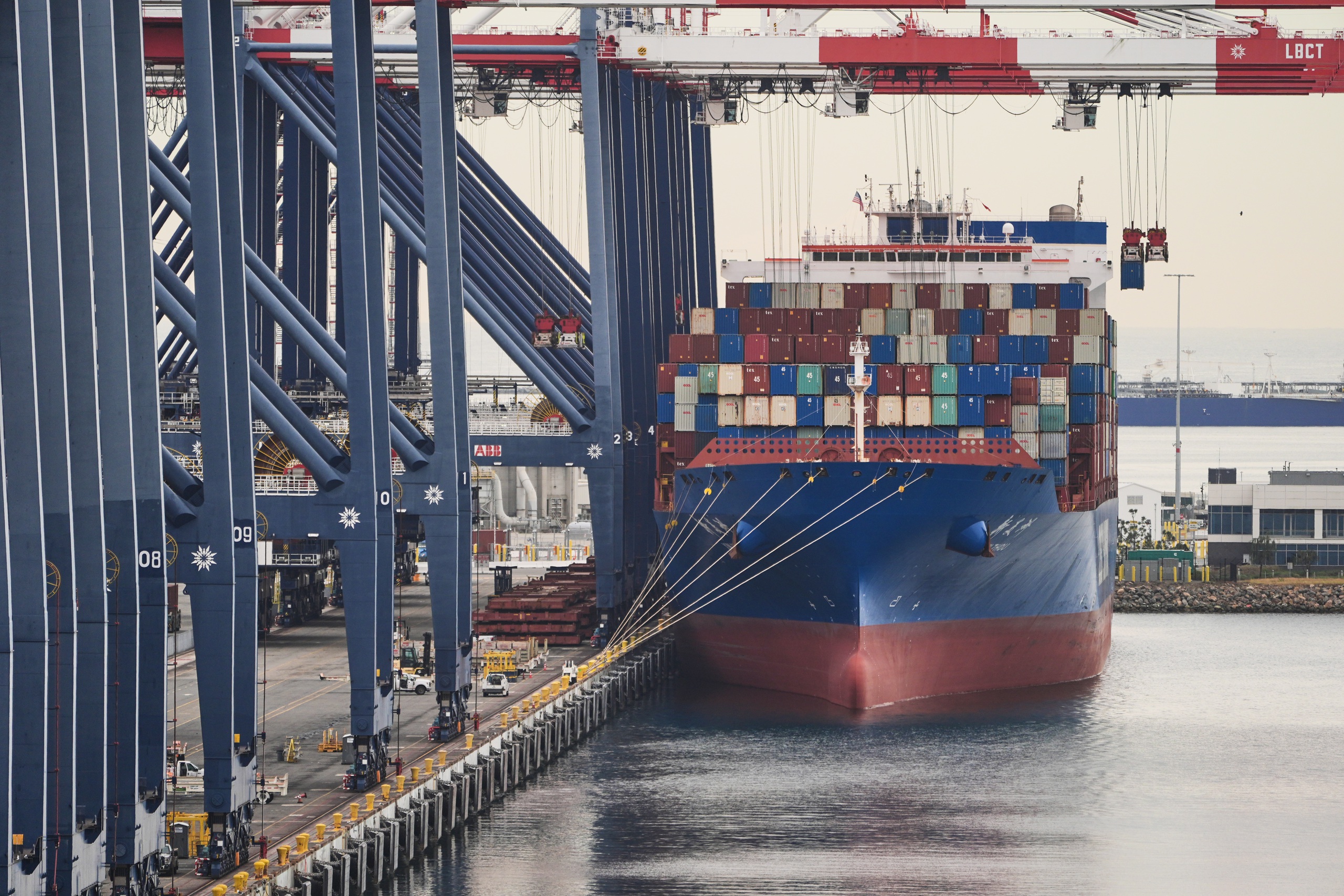 Thuế 10% vừa áp dụng, chính quyền Trump đã muốn nâng lên 15% - Ảnh 1. thuế - Ảnh 1.