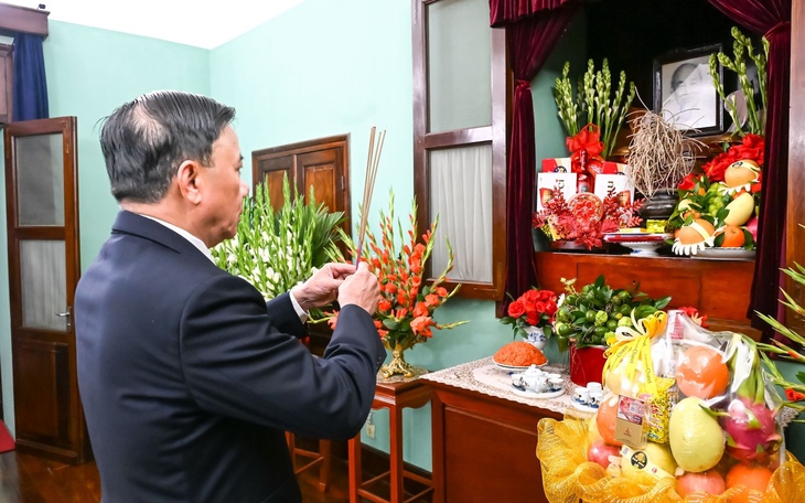 Thường trực Ban Bí thư dâng hương tưởng nhớ Chủ tịch Hồ Chí Minh, cố Tổng Bí thư Nguyễn Phú Trọng - Ảnh 1.