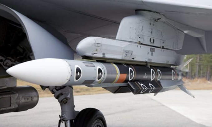 Tên lửa Meteor treo dưới cánh tiêm kích Gripen hồi năm 2014. Ảnh: MBDA
