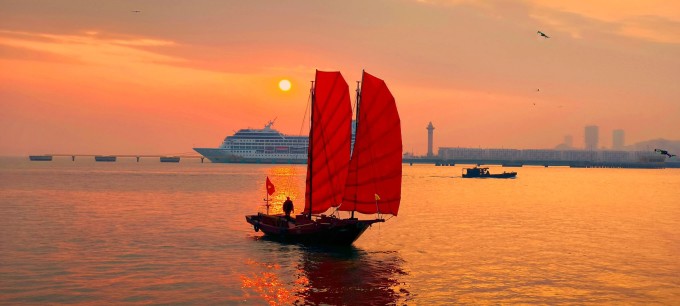 Thuyền buồm đỏ kiểu xưa nổi bật giữa vịnh. Ảnh: changgg_oiwiiiiiii