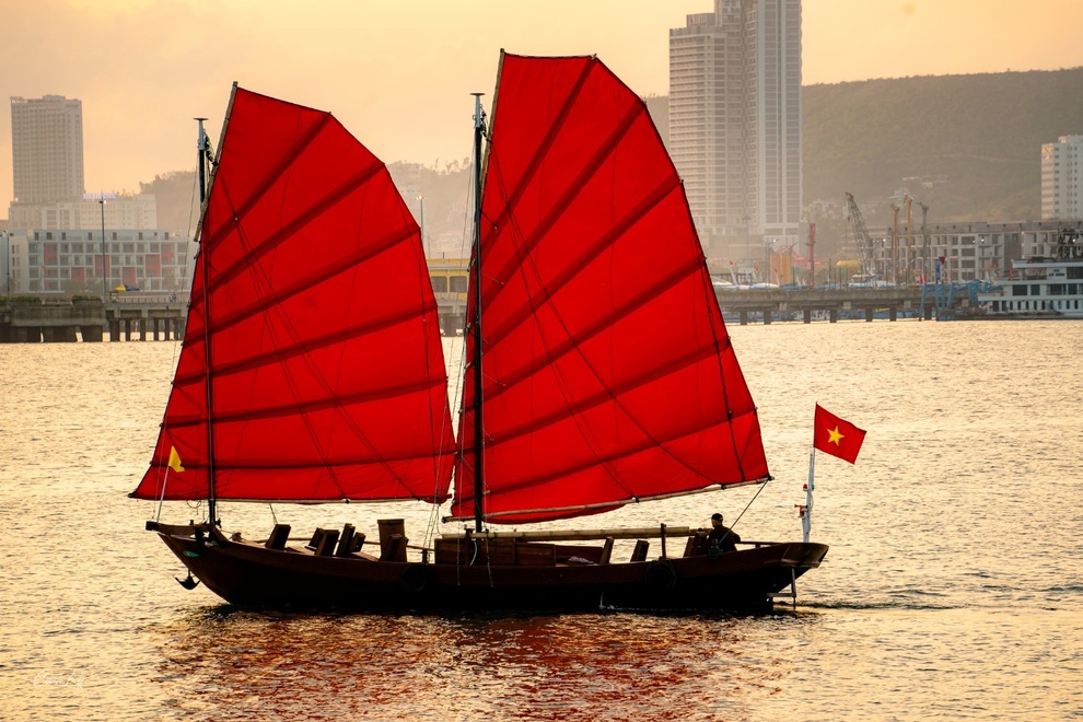 Thuyền buồm đỏ ở vịnh Hạ Long đang gây sốt, vì sao tạm dừng hoạt động? - 3