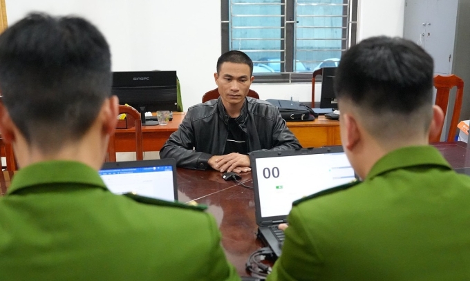 Công an làm việc với Nguyễn Văn Thâm. Ảnh: Công an cung cấp