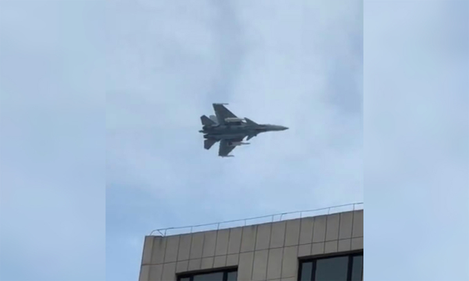 Tiêm kích J-15T mang tên lửa chống hạm YJ-15 trong ảnh công bố ngày 5/2. Ảnh: X/FaySue6