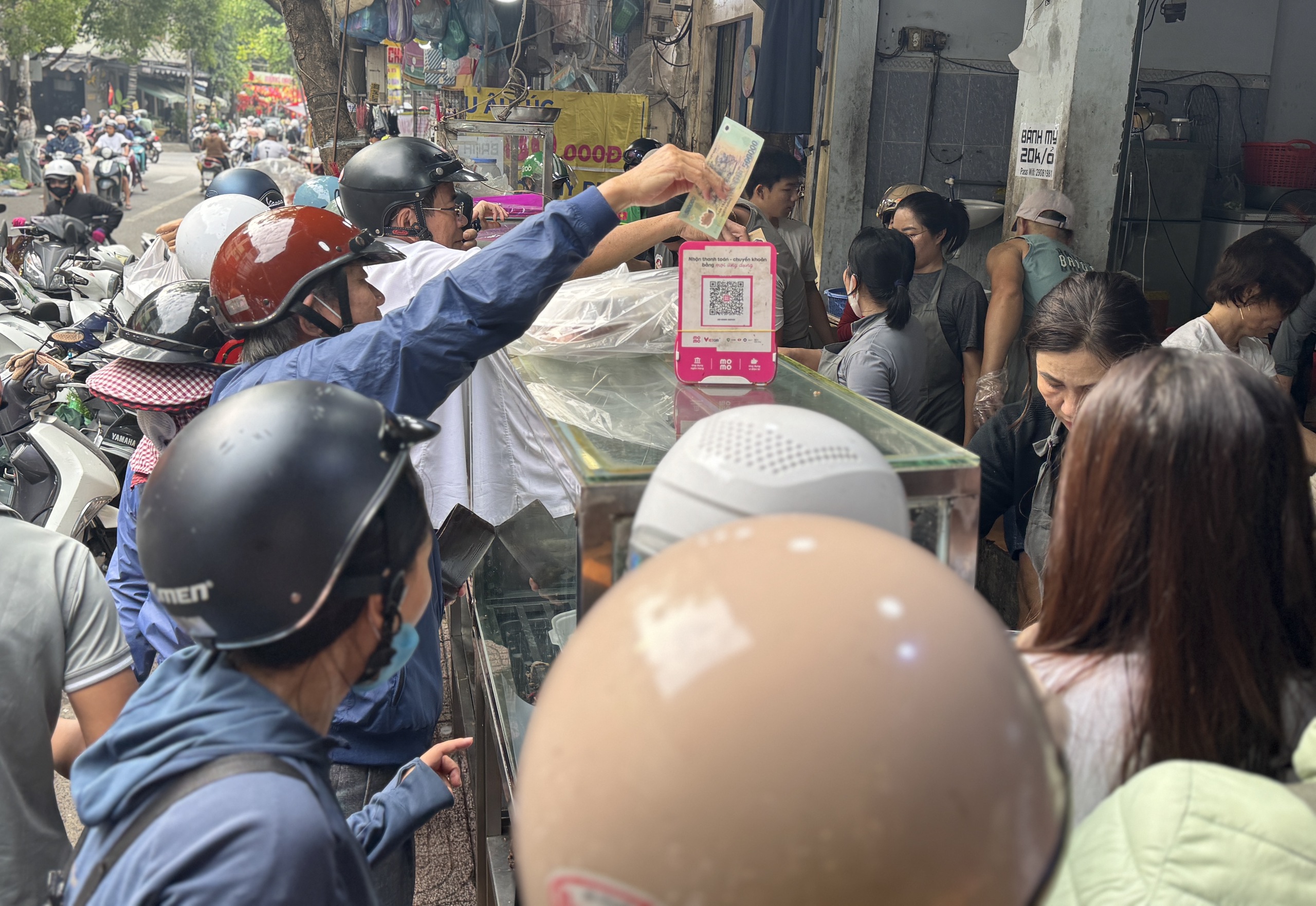 Tiệm vàng ở Đà Nẵng nhộn nhịp ngày vía Thần Tài 2026 với nhẫn nhỏ hút khách - Ảnh 8.