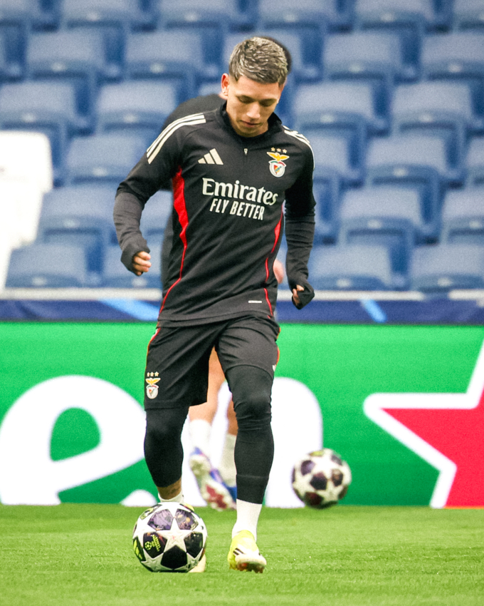 Gianluca Prestianni trong buổi tập của Benfica tại sân Bernabeu ngày 24/2. Ảnh: Benfica