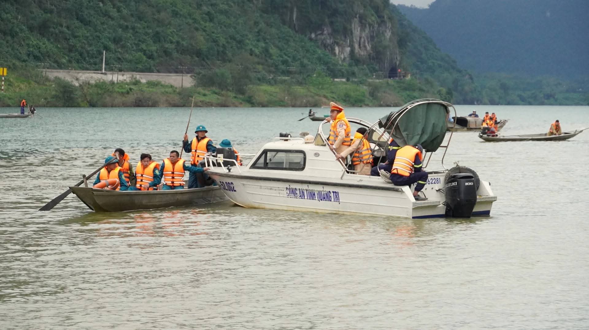 Tiếng gọi lạc giọng giữa mênh mang sông Gianh 'về với mẹ kẻo lạnh...'- Ảnh 2.
