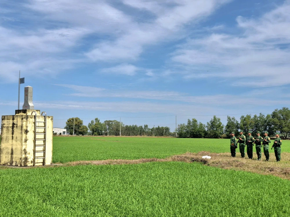 Lực lượng Biên phòng tuần tra ở khu vực cột mốc biên giới. z7528070917503_0752b3340a5515bbf5d04fb08af4ebc9.jpg