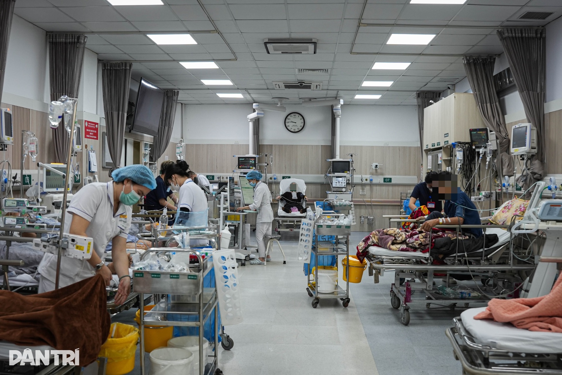 Tiếng monitor tít đều, đèn cấp cứu sáng xuyên Tết ở hai bệnh viện tuyến đầu - 1 Tiếng monitor tít đều, đèn cấp cứu sáng xuyên Tết ở hai bệnh viện tuyến đầu - 1