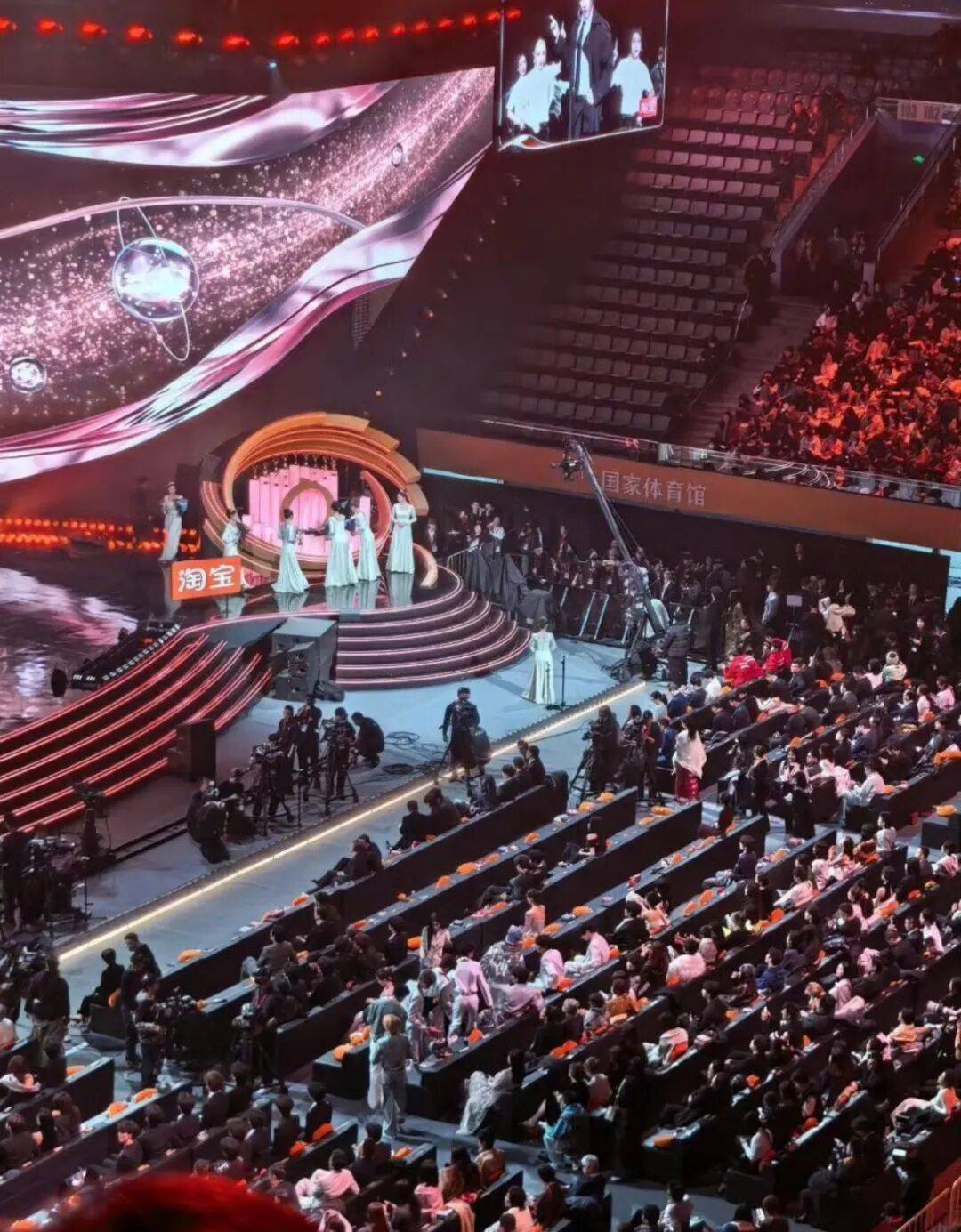 Tiêu Chiến, Dương Mịch gặp rắc rối sau Đêm hội Weibo- Ảnh 1.