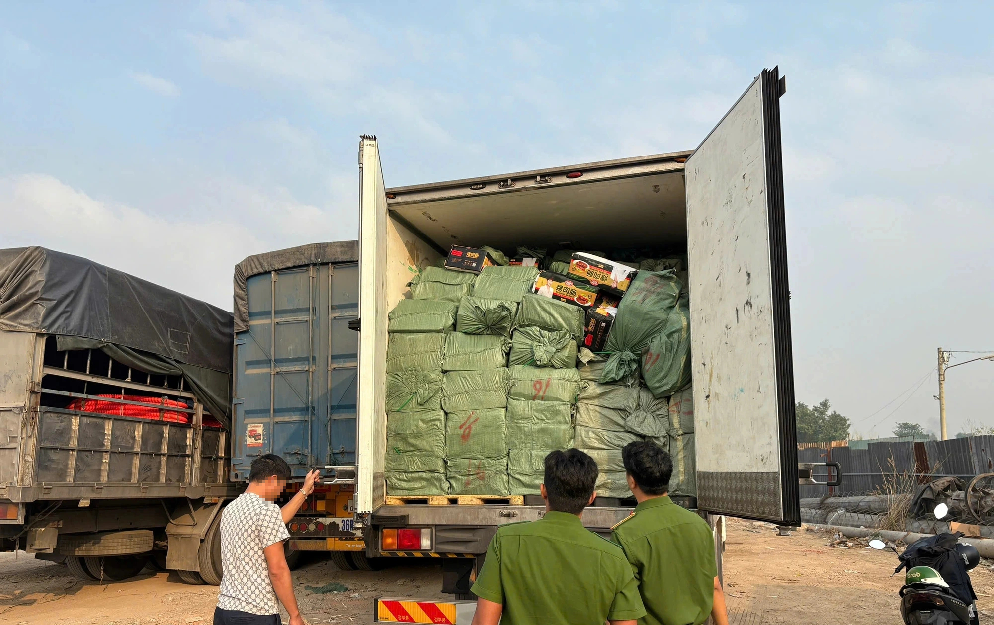 Tiêu hủy hơn 28 tấn thực phẩm bẩn không rõ nguồn gốc- Ảnh 1.