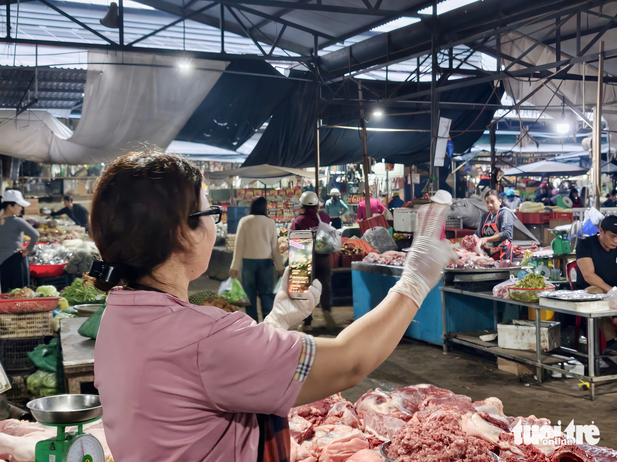 Tiểu thương chợ truyền thống livestream bán hàng Tết từ mờ sáng - Ảnh 1.