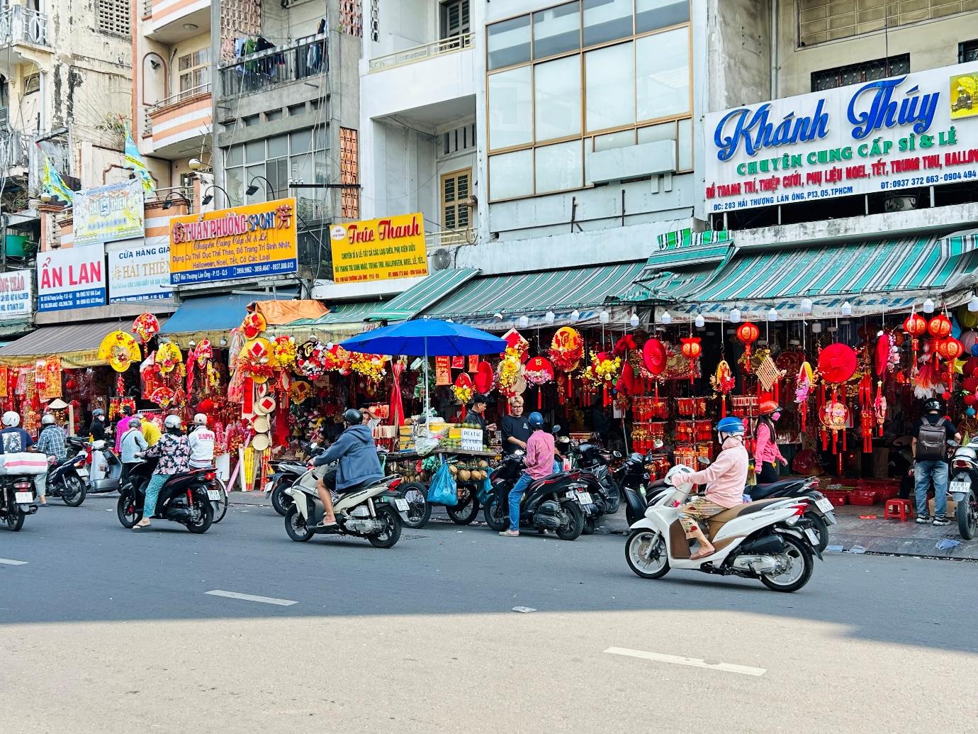 Chợ Lớn giáp Tết: Tìm phong vị cũ, check-in Phố Mai rực rỡ sắc xuân- Ảnh 1.
