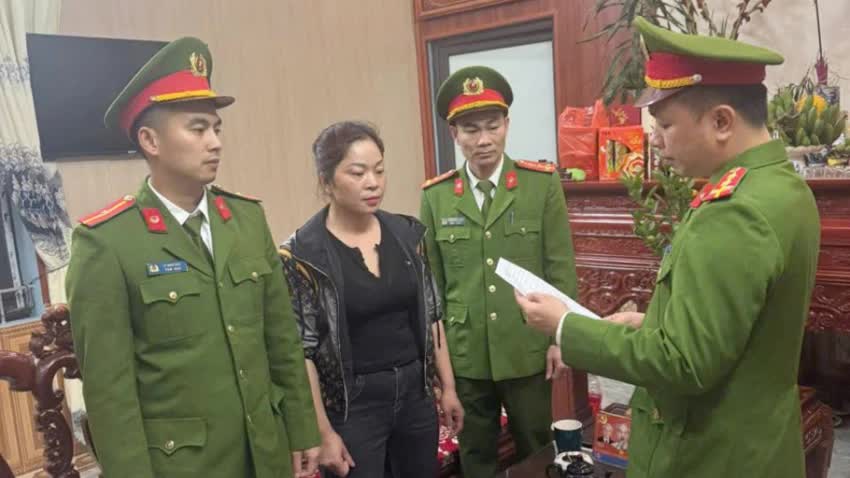 Tình tiết tăng nặng đối với người phụ nữ chửi bới, rút chìa khoá thu tiền đỗ xe của người đi lễ- Ảnh 1.