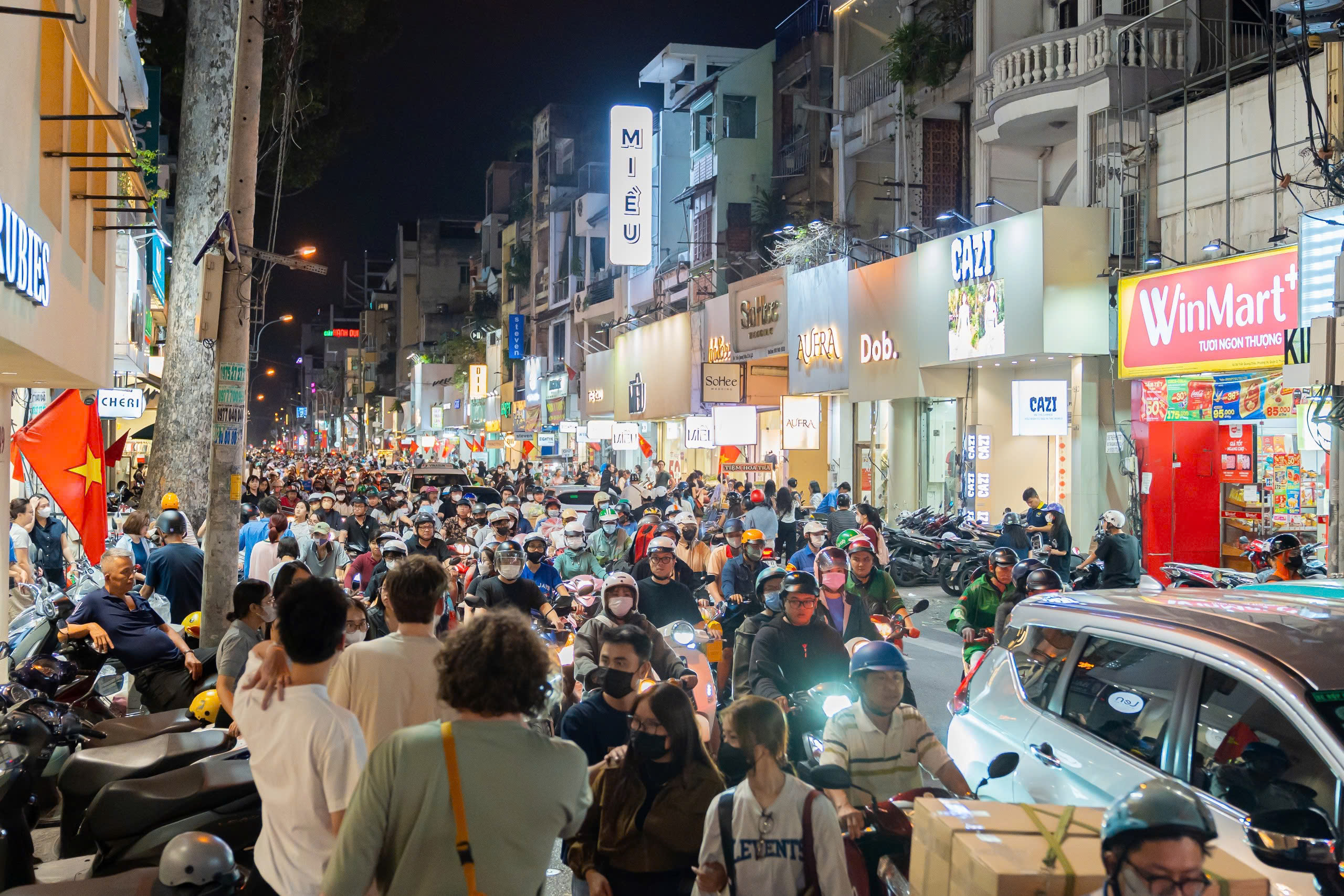 Tối cuối năm, phố thời trang TP.HCM 'vỡ trận' vì người dân sắm tết 1 21 giờ, phố thời trang TP.HCM 'vỡ trận' vì người dân sắm tết - Ảnh 1.