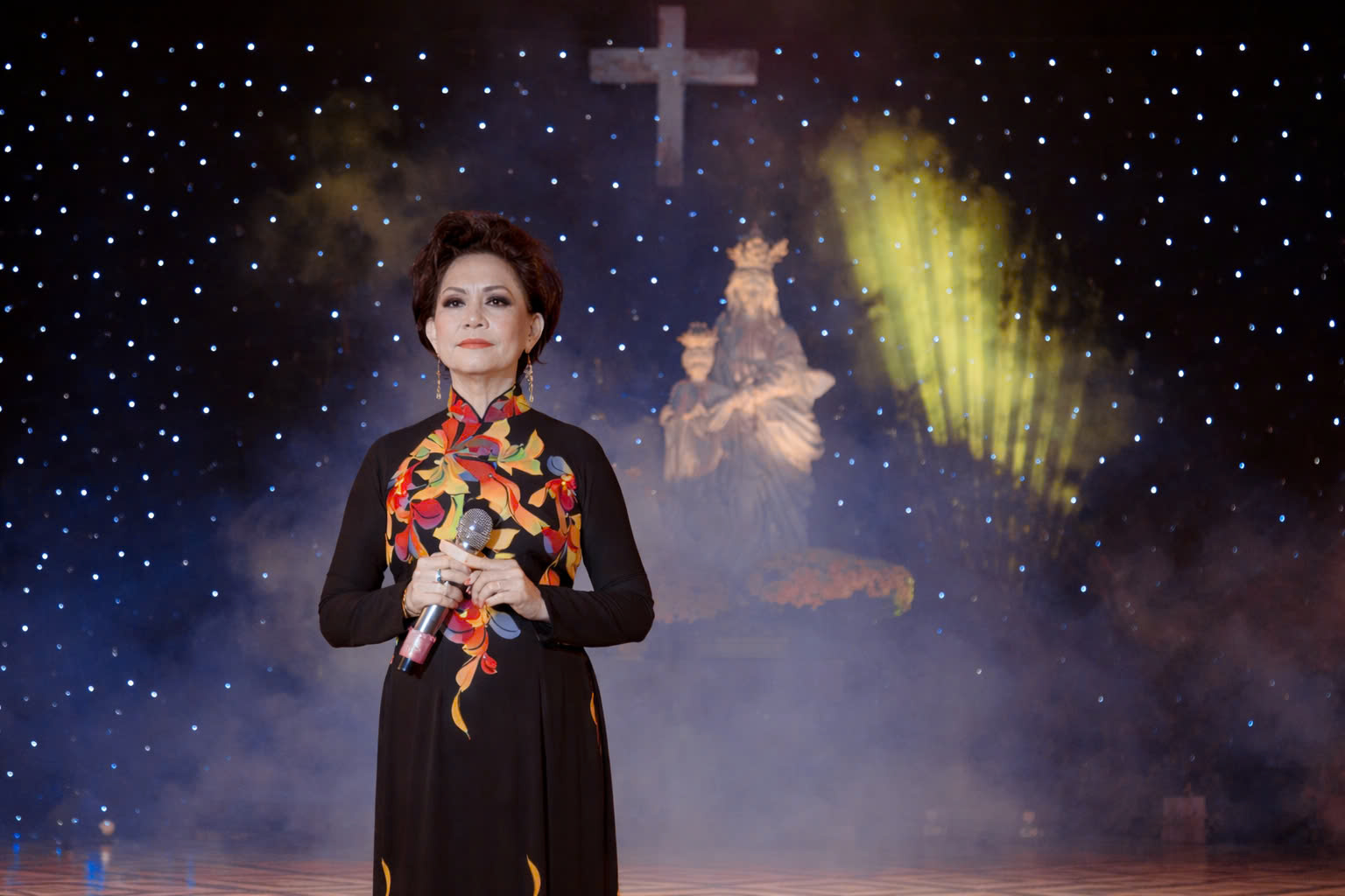 Danh ca Giao Linh: 'Tôi từng ngồi xe... chở heo đi diễn tết'- Ảnh 1.