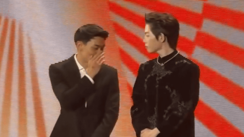 Tóm Đức Phúc - Đình Bắc trò chuyện rôm rả ở WeChoice Awards, 1 chi tiết lạ được netizen bàn tán không ngớt- Ảnh 1.