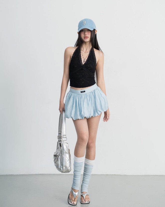 Tôn dáng, khoe vai trần quyến rũ cùng áo cổ yếm và chân váy ngắn - Ảnh 1.