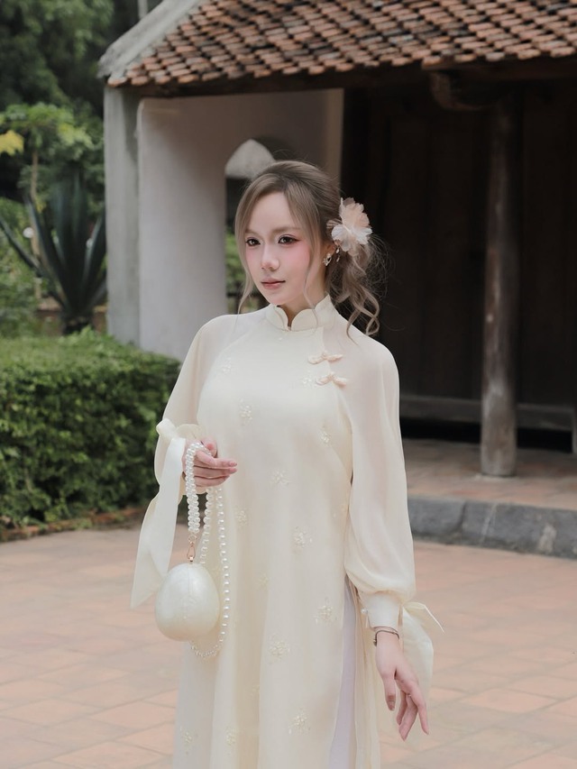 Tôn vinh trang phục ngày tết với túi ngọc trai kiêu sa- Ảnh 1. Tôn vinh trang phục ngày tết với túi ngọc trai kiêu sa- Ảnh 1.