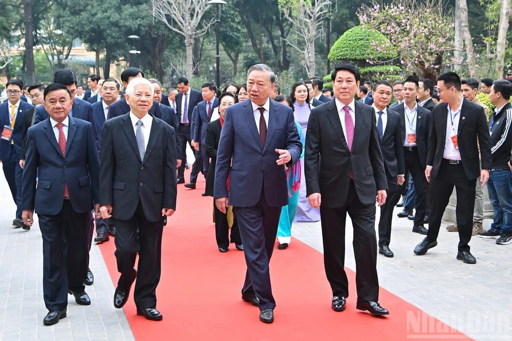 Tổng Bí thư Tô Lâm, Chủ tịch nước Lương Cường, Thường trực Ban Bí thư Trần Cẩm Tú cùng các đồng chí lãnh đạo, nguyên lãnh đạo Đảng, Nhà nước và đại biểu tới dự buổi lễ. Ảnh: NHÂN DÂN tong-bi-thu-to-lam-chu-tich-nuoc-luong-cuong-du-khanh-thanh-tru-so-lam-viec-co-quan-chu-tich-nuoc.jpg