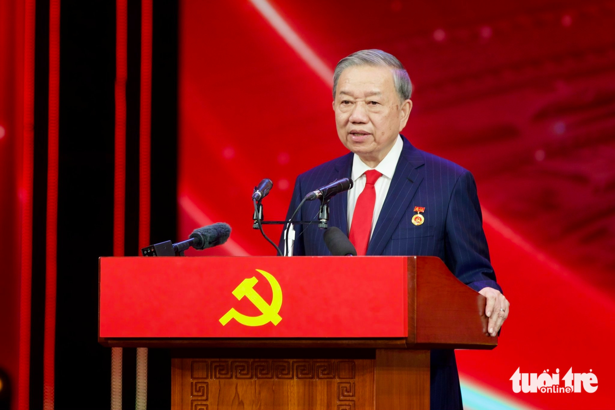 Búa liềm vàng - Ảnh 1.