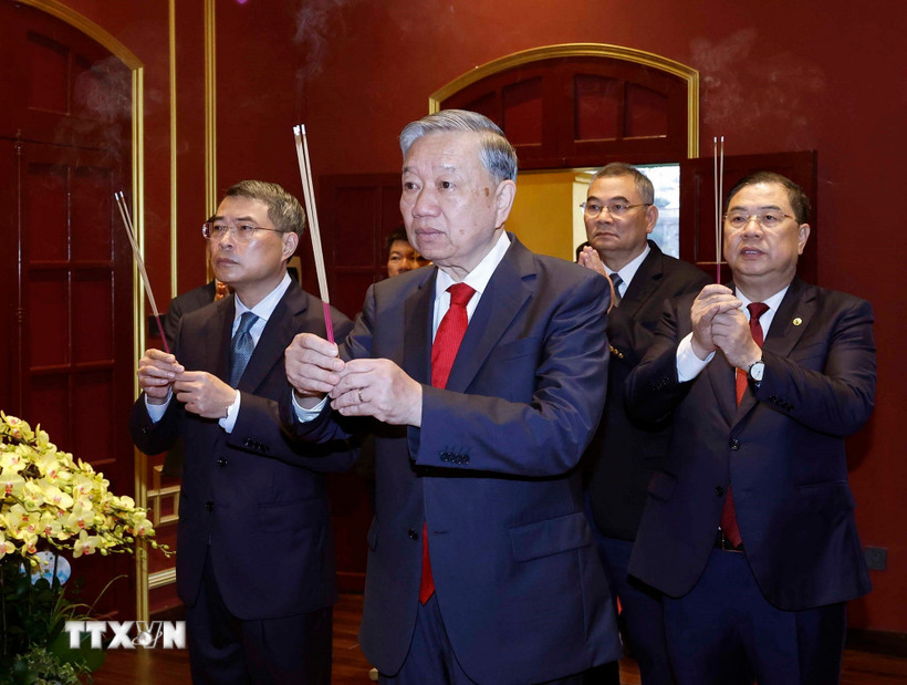 Tổng Bí thư Tô Lâm dâng hương tại Khu Di tích Hoàng thành Thăng Long và Di tích nhà 67 - Ảnh 1.