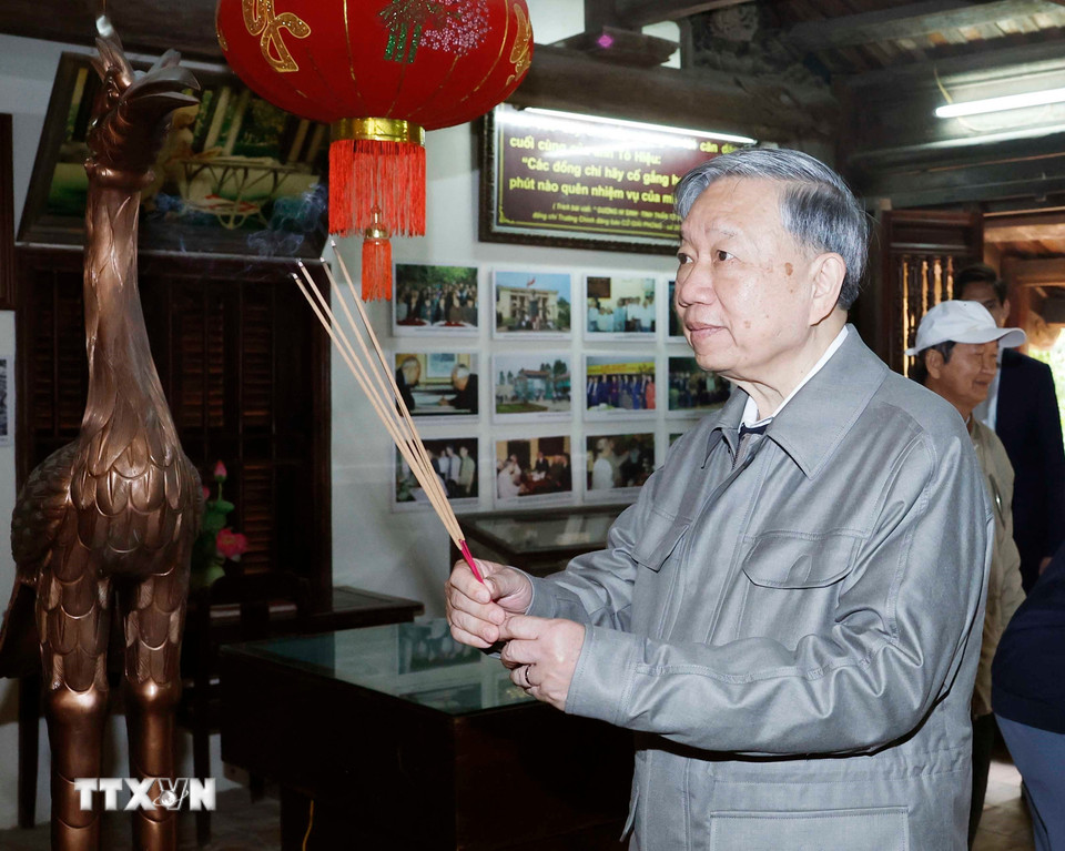 Tổng Bí thư Tô Lâm dâng hương tưởng niệm các đồng chí lãnh đạo tiền bối - Ảnh 1.