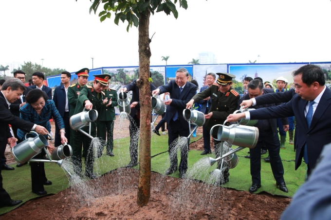 Tổng Bí thư Tô Lâm cùng lãnh đạo Đảng, Nhà nước và TP Hà Nội phát động Tết trồng cây xuân Bính Ngọ 2026, sáng 22/1. Ảnh: Cổng thông tin Đảng Cộng sản