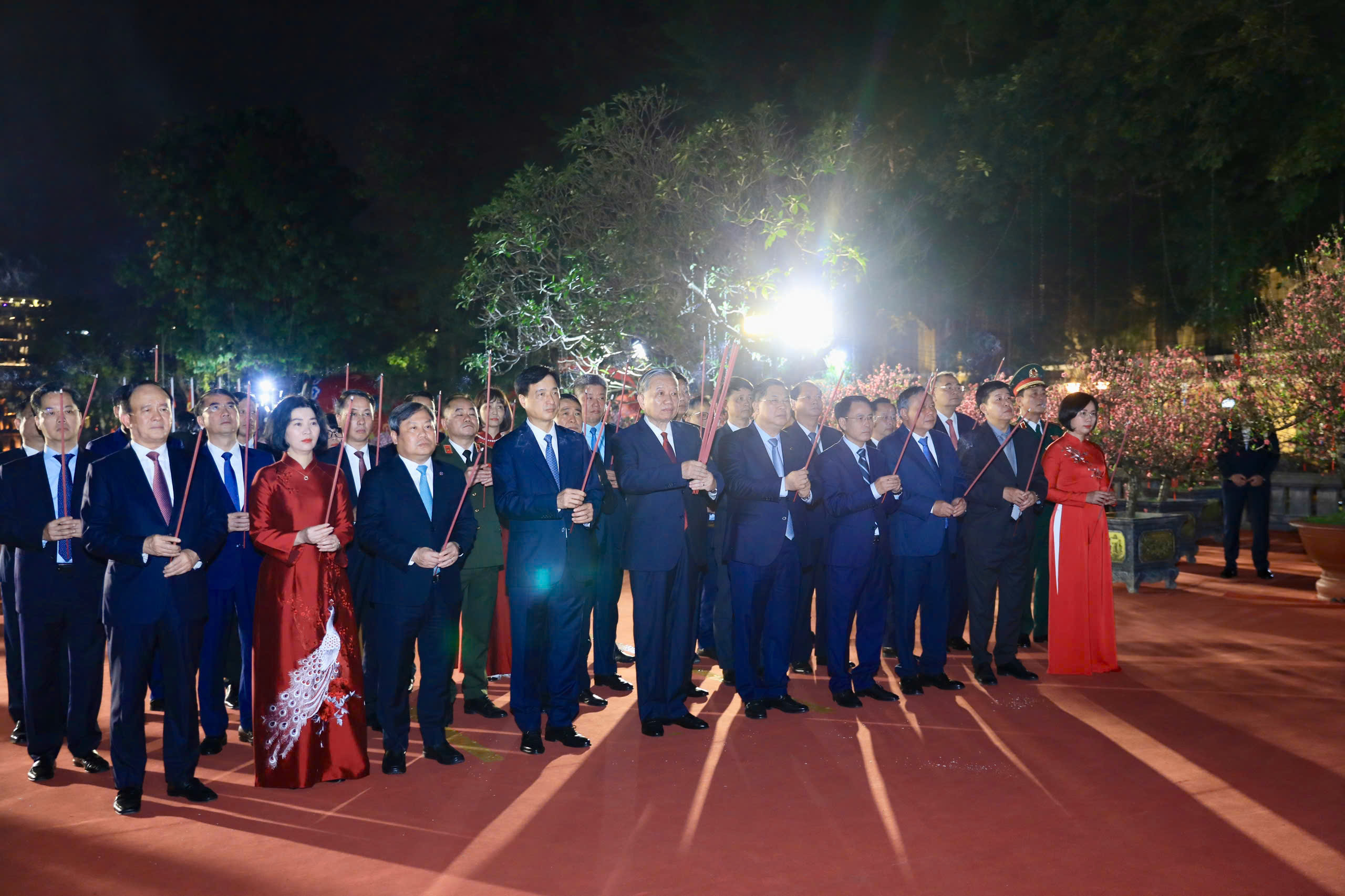 Tổng Bí thư Tô Lâm thăm, chúc Tết Đảng bộ, chính quyền và Nhân dân Hà Nội - Ảnh 1.