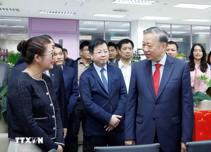 Tổng Bí thư Tô Lâm thăm, chúc Tết cán bộ, phóng viên VTV và VOV 1 Tổng Bí thư Tô Lâm thăm, chúc Tết cán bộ, phóng viên VTV và VOV - Ảnh 1.