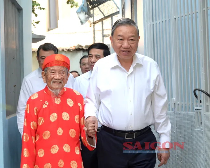 Tổng Bí thư Tô Lâm thăm, chúc Tết nhà nghiên cứu Nguyễn Đình Tư - Ảnh 1.