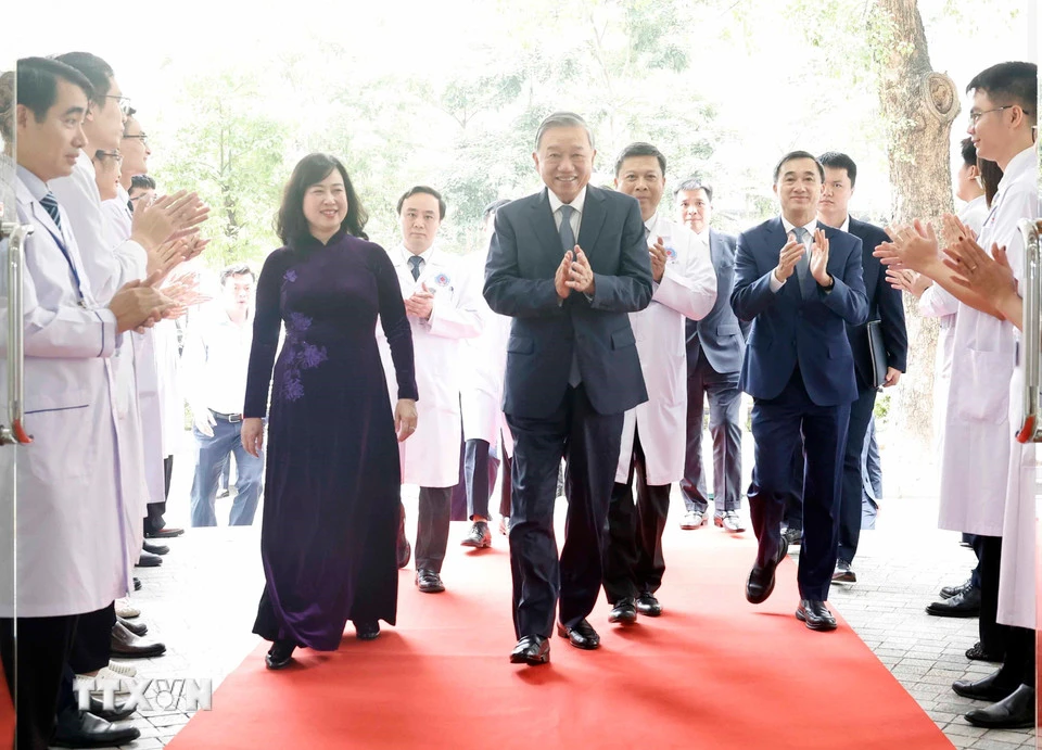 Nhân dịp kỷ niệm 71 năm Ngày Thầy thuốc Việt Nam, chiều 27-2, tại Hà Nội, Tổng Bí thư Tô Lâm đến thăm, chúc mừng cán bộ, nhân viên y tế Bệnh viện Hữu nghị. Ảnh: TTXVN tong-bi-thu-to-lam-tham-chuc-mung-can-bo-bac-sy-nhan-vien-y-te-benh-vien-huu-nghi-3.jpg