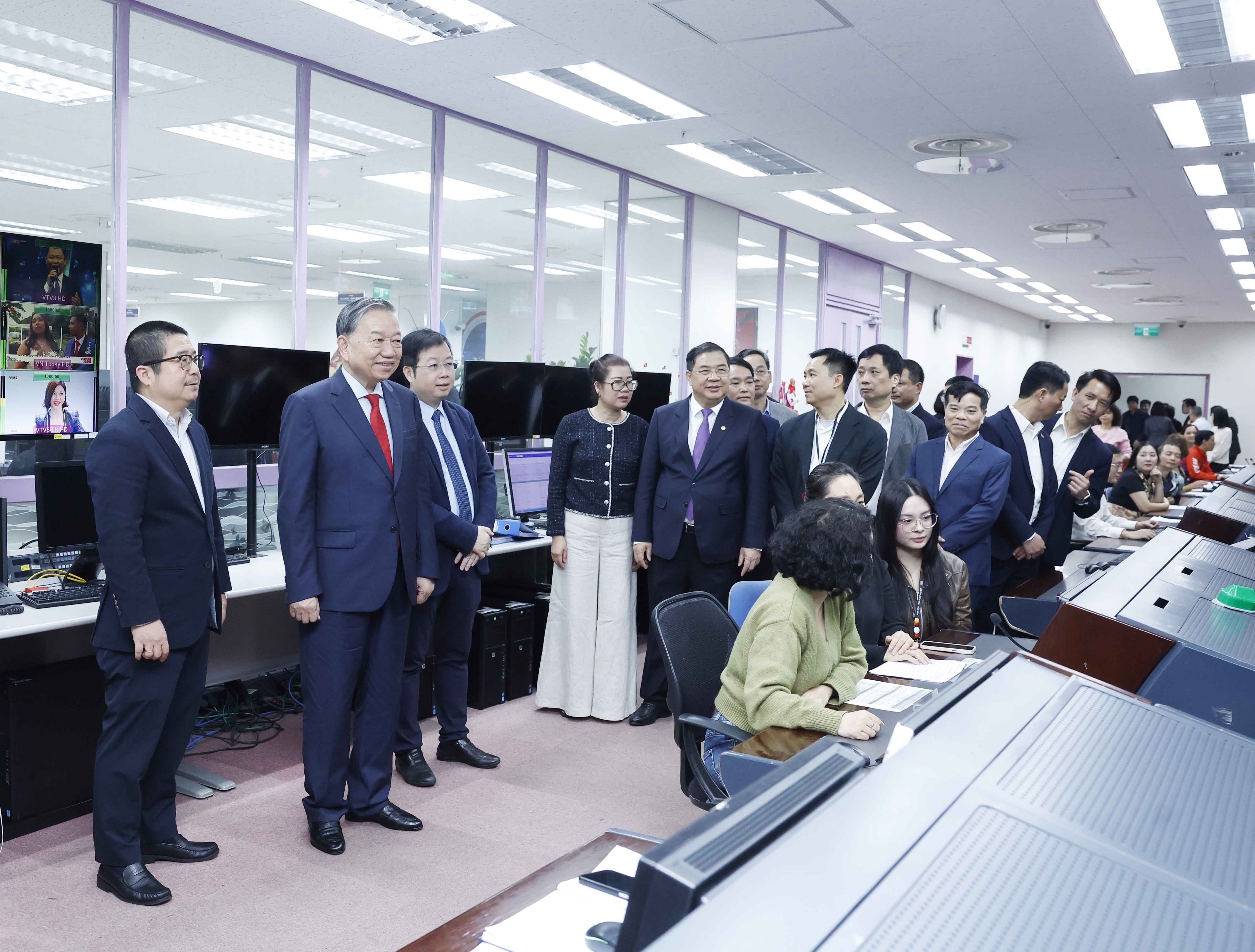 Tổng Bí thư Tô Lâm thăm, chúc Tết cán bộ, phóng viên VTV, VOV - Ảnh 1.