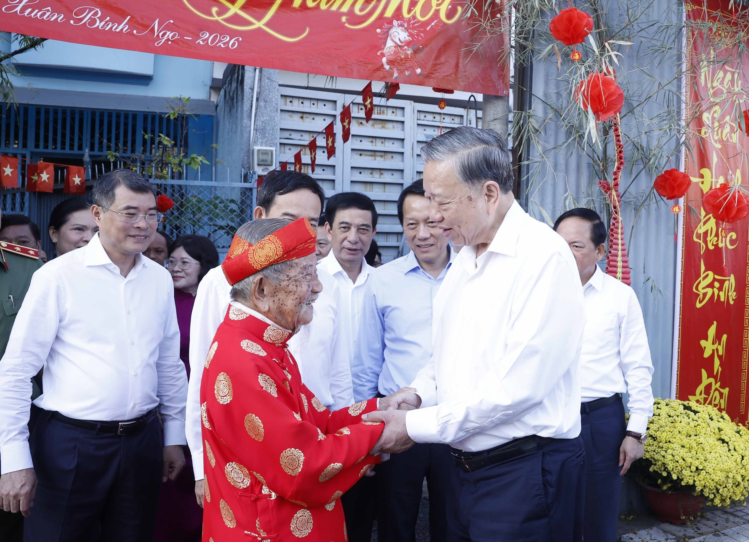 Tổng Bí thư Tô Lâm đến thăm chúc tết nhà nghiên cứu Nguyễn Đình Tư - Ảnh 1.