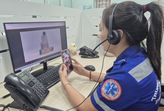 Điều dưỡng Thu Hương, tổng đài viên Trung tâm Cấp cứu 115 TP HCM, hướng dẫn người nhà ép tim qua màn hình cuộc gọi video. Ảnh: Lê Phương