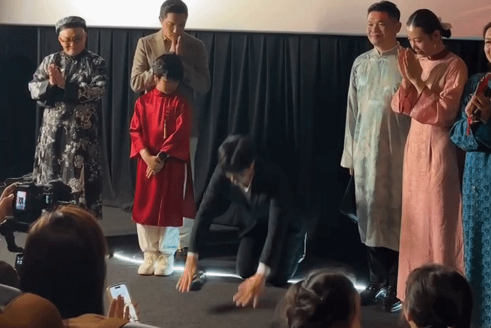 Tổng giám đốc Lotte Entertainment quỳ gối cầu xin khán giả Việt Nam cho Mùi Phở một cơ hội- Ảnh 1.