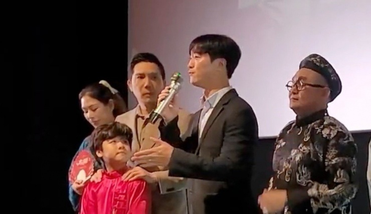 Tổng giám đốc Lotte quỳ lạy khán giả Việt Nam 1 Ông Kim bày tỏ mong muốn khán giả miền Bắc ủng hộ phim Mùi phở để tạo hiệu ứng lan tỏa tích cực vì suất chiếu của phim vẫn còn hạn chế.