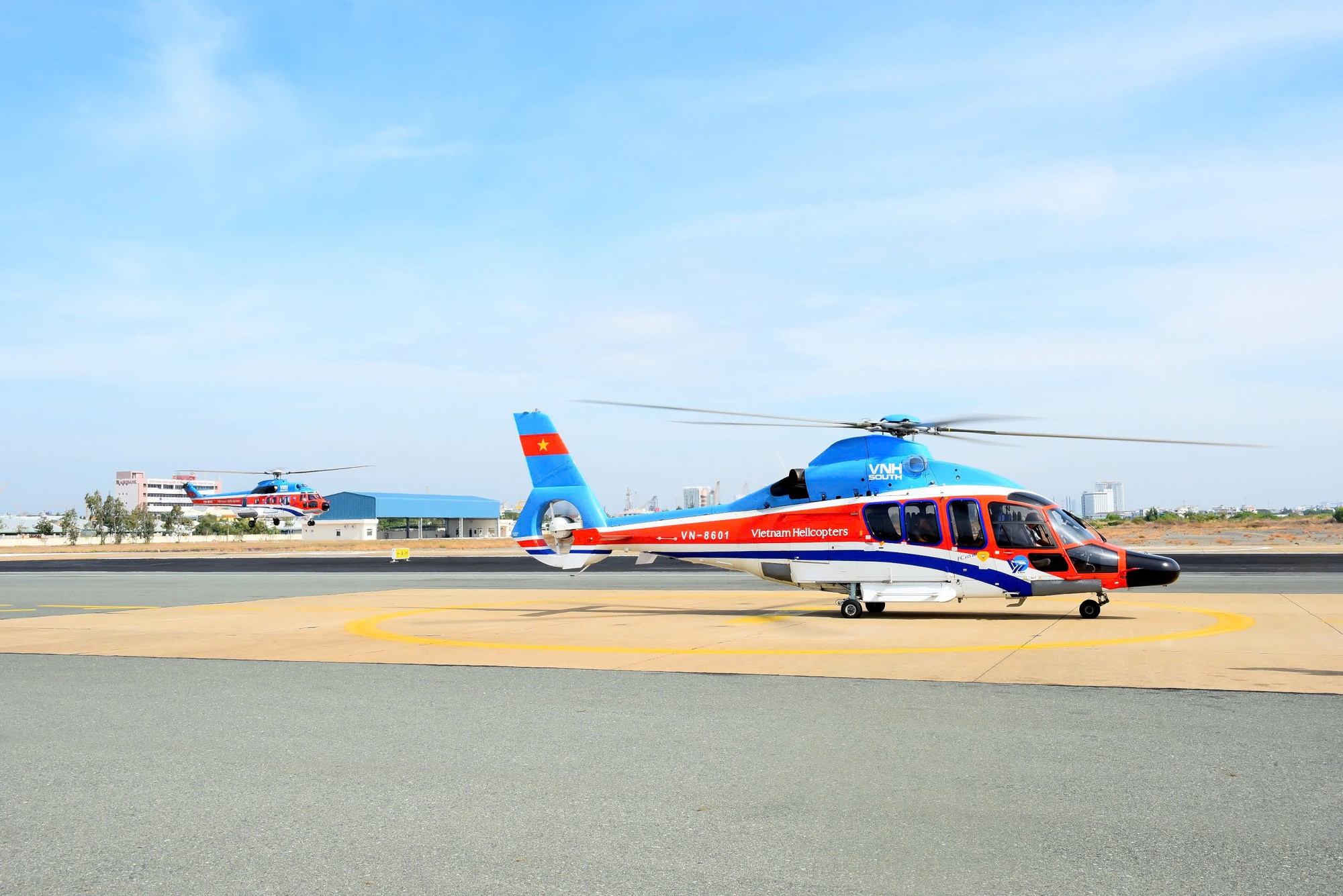 Tour trực thăng ngắm TPHCM có gì, giá ra sao?- Ảnh 1.