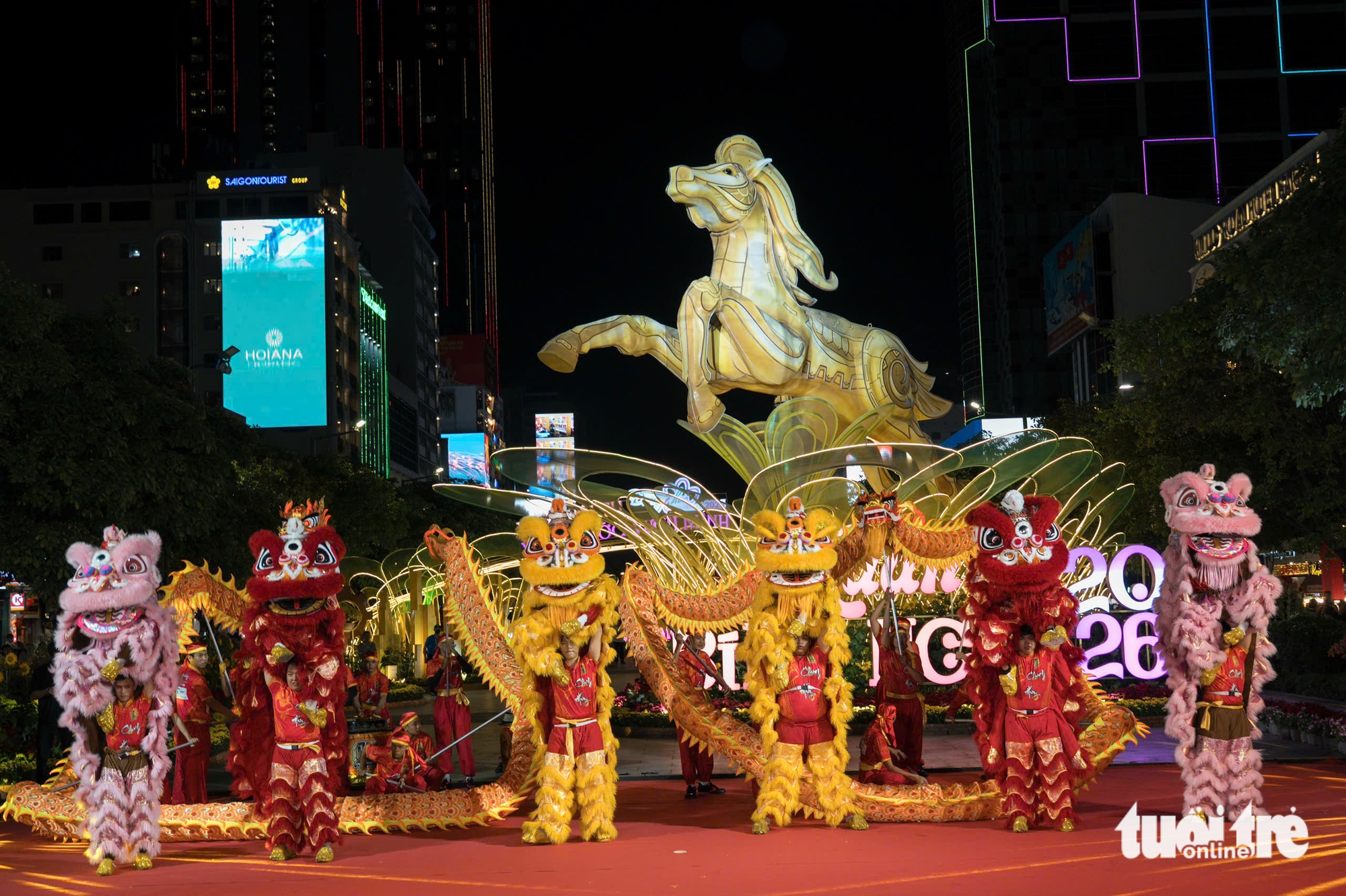 Trải nghiệm phiên bản đêm của đường hoa Nguyễn Huệ Tết Bính Ngọ 2026 sau lễ khai mạc 1 Trải nghiệm phiên bản đêm của đường hoa Nguyễn Huệ Tết Bính Ngọ 2026 sau lễ khai mạc - Ảnh 1.